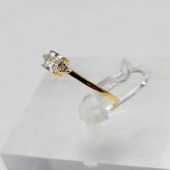 18k Yellow Gold Dainty Princess Cut Ring - Picture 3 of 10